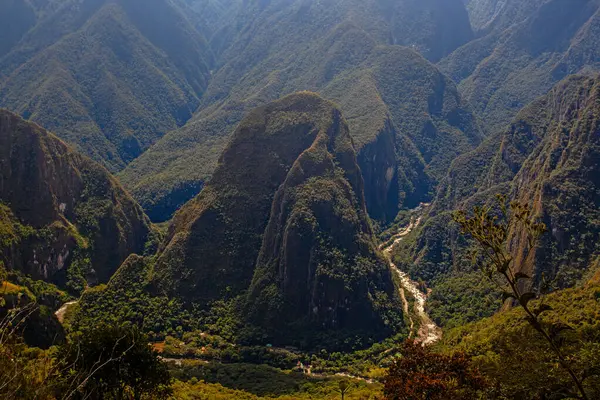 Hava görüntüsü. Machu Picchu çevresindeki dağların Urubamba nehri, Peru