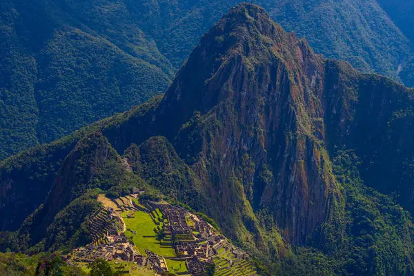 Machu Picchu 'nun ve yemyeşil dağlı Antik İnka harabelerinin hava görüntüsü 