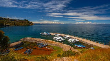 Taquile Adası, Peru - 29 Nisan 2022: Taquile Adası 'ndan Titicaca Gölü, Turistik ve Balıkçı tekneleri 