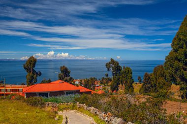 Puno Peru 'daki Titicaca Gölü' nde Taquile Adası 'nda (Taquile Adası) yaşayan Perulu Yerli Halkın Evleri.