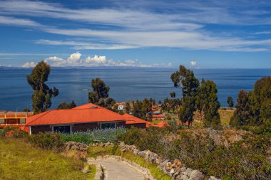 Puno Peru 'daki Titicaca Gölü' nde Taquile Adası 'nda (Taquile Adası) yaşayan Perulu Yerli Halkın Evleri.