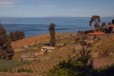 Puno Peru 'daki Titicaca Gölü' nde Taquile Adası 'nda (Taquile Adası) yaşayan Perulu Yerli Halkın Evleri.