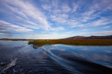 Güzel titicaca gölü ve Andes dağları günbatımında, Puno, Peru 'daki tur sırasında gemiden alınmıştır.