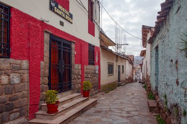 Cuzco, Peru - 30 Nisan 2022: Cuzco 'nun antik sokakları, geleneksel taş binalar, Peru