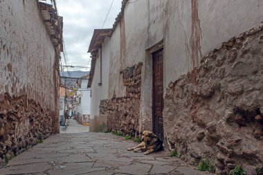 Cuzco, Peru - 30 Nisan 2022: Cuzco 'nun antik sokakları, geleneksel taş binalar, Peru