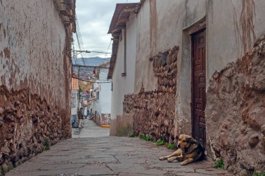 Cuzco, Peru - 30 Nisan 2022: Cuzco 'nun antik sokakları, geleneksel taş binalar, Peru