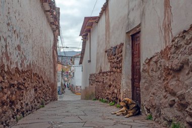 Cuzco, Peru - 30 Nisan 2022: Cuzco 'nun antik sokakları, geleneksel taş binalar, Peru