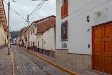 Cuzco, Peru - 30 Nisan 2022: Cuzco 'nun antik sokakları, geleneksel taş binalar, Peru