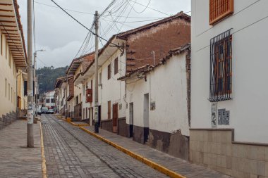 Cuzco, Peru - 30 Nisan 2022: Cuzco 'nun antik sokakları, geleneksel taş binalar, Peru