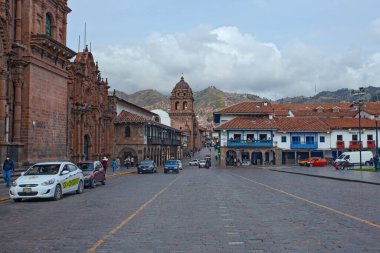 Cuzco, Peru - 30 Nisan 2022: Cuzco 'nun antik sokakları, geleneksel taş binalar, Peru