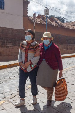 Cusco, Peru - 13 Mayıs 2022: Cuzco 'da geleneksel giyinmiş Perulu kadın. Şehir merkezinde, Peru.