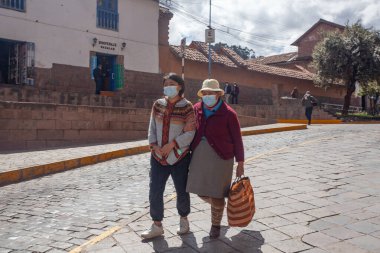 Cusco, Peru - 13 Mayıs 2022: Cuzco 'da geleneksel giyinmiş Perulu kadın. Şehir merkezinde, Peru.