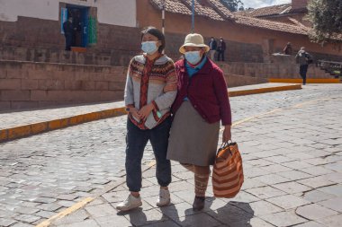 Cusco, Peru - 13 Mayıs 2022: Cuzco 'da geleneksel giyinmiş Perulu kadın. Şehir merkezinde, Peru.