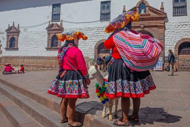 Cuzco, Peru - 13 Mayıs 2022: Cuzco 'da geleneksel giyinmiş Perulu insanlar. Cusco, Peru 'da Lama' nın yanındaki kadın.,
