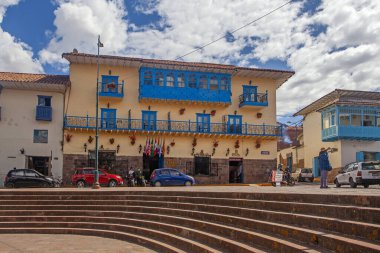 Cusco, Peru - 13 Mayıs 2022: Cuzco, Peru 'da Plaza de Armas Meydanı yakınlarında renkli balkonlu beyaz binalar.