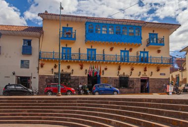 Cusco, Peru - 13 Mayıs 2022: Cuzco, Peru 'da Plaza de Armas Meydanı yakınlarında renkli balkonlu beyaz binalar.