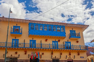 Cusco, Peru - 13 Mayıs 2022: Cuzco, Peru 'da Plaza de Armas Meydanı yakınlarında renkli balkonlu beyaz binalar.