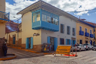 Cusco, Peru - 13 Mayıs 2022: Cuzco, Peru 'da Plaza de Armas Meydanı yakınlarında renkli balkonlu beyaz binalar.