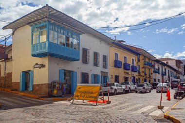 Cusco, Peru - 13 Mayıs 2022: Cuzco, Peru 'da Plaza de Armas Meydanı yakınlarında renkli balkonlu beyaz binalar.