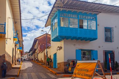 Cusco, Peru - 13 Mayıs 2022: Cuzco, Peru 'da Plaza de Armas Meydanı yakınlarında renkli balkonlu beyaz binalar.