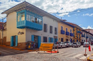 Cusco, Peru - 13 Mayıs 2022: Cuzco, Peru 'da Plaza de Armas Meydanı yakınlarında renkli balkonlu beyaz binalar.