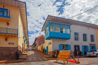 Cusco, Peru - 13 Mayıs 2022: Cuzco, Peru 'da Plaza de Armas Meydanı yakınlarında renkli balkonlu beyaz binalar.