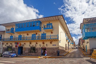 Cusco, Peru - 13 Mayıs 2022: Cuzco, Peru 'da Plaza de Armas Meydanı yakınlarında renkli balkonlu beyaz binalar.