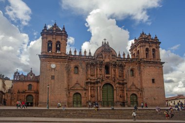 Cusco, Peru - 13 Mayıs 2022: İsa Cemiyeti, Cusco, Peru 'daki Plaza de Armas Meydanı' nda gökyüzüne karşı