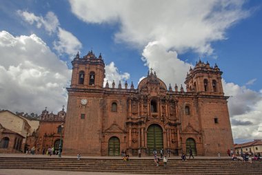 Cusco, Peru - 13 Mayıs 2022: İsa Cemiyeti, Cusco, Peru 'daki Plaza de Armas Meydanı' nda gökyüzüne karşı