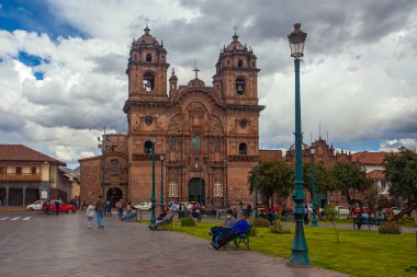 Cusco, Peru - 13 Mayıs 2022: İsa Cemiyeti, Cusco, Peru 'daki Plaza de Armas Meydanı' nda gökyüzüne karşı