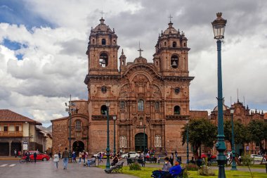 Cusco, Peru - 13 Mayıs 2022: İsa Cemiyeti, Cusco, Peru 'daki Plaza de Armas Meydanı' nda gökyüzüne karşı