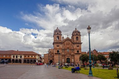 Cusco, Peru - 13 Mayıs 2022: İsa Cemiyeti, Cusco, Peru 'daki Plaza de Armas Meydanı' nda gökyüzüne karşı