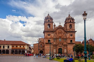 Cusco, Peru - 13 Mayıs 2022: İsa Cemiyeti, Cusco, Peru 'daki Plaza de Armas Meydanı' nda gökyüzüne karşı
