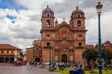 Cusco, Peru - 13 Mayıs 2022: İsa Cemiyeti, Cusco, Peru 'daki Plaza de Armas Meydanı' nda gökyüzüne karşı