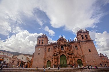 Cusco, Peru - 13 Mayıs 2022: İsa Cemiyeti, Cusco, Peru 'daki Plaza de Armas Meydanı' nda gökyüzüne karşı