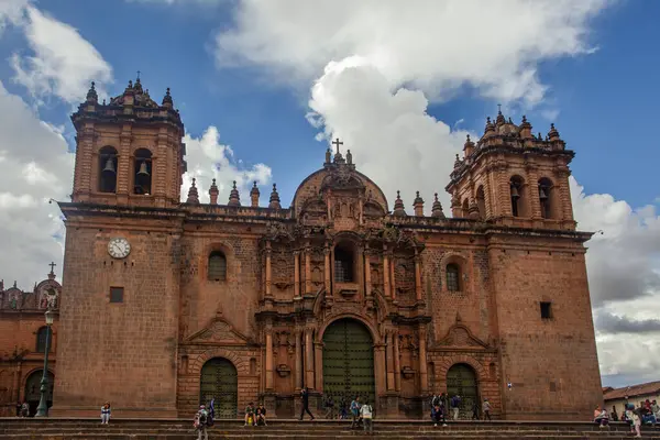 Cusco, Peru - 13 Mayıs 2022: İsa Cemiyeti, Cusco, Peru 'daki Plaza de Armas Meydanı' nda gökyüzüne karşı