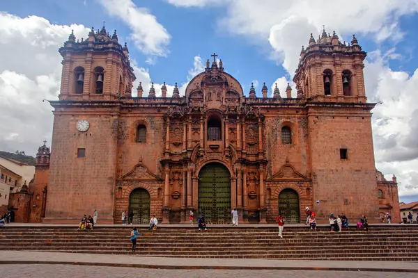 Cusco, Peru - 13 Mayıs 2022: İsa Cemiyeti, Cusco, Peru 'daki Plaza de Armas Meydanı' nda gökyüzüne karşı