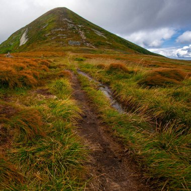 Hoverla, Ukrayna Karpatlar 'ının en yüksek zirvesi.