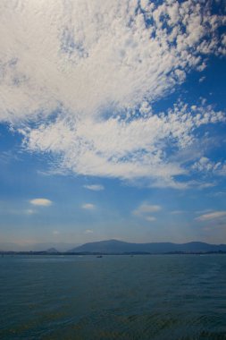 İspanya, Santander 'de güneşli havalarda güzel bir körfez manzarası