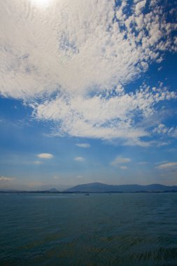 İspanya, Santander 'de güneşli havalarda güzel bir körfez manzarası