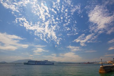 Santander, İspanya - 20 Temmuz 2024: Santander Limanı 'nda Brittany Feribotları. Brittany Ferries, Fransa ve İngiltere arasında feribot ve vapur filosu işleten bir Fransız gemicilik şirketidir.