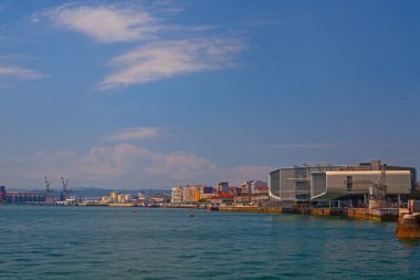 Santander, İspanya - 20 Temmuz 2024: Centro Botin Müzesi 'nin tekil mimarisi ve sergi merkezi binası ile şehir merkezi limanına yakın çekim.