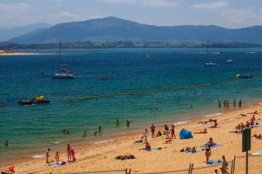 Santander, İspanya - 20 Temmuz 2024: Santader, İspanya 'da popüler Los Peligros plajı.