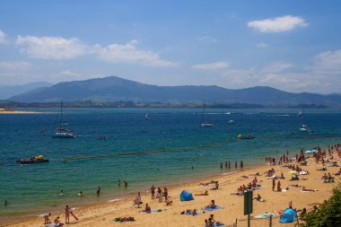 Santander, İspanya - 20 Temmuz 2024: Santader, İspanya 'da popüler Los Peligros plajı.