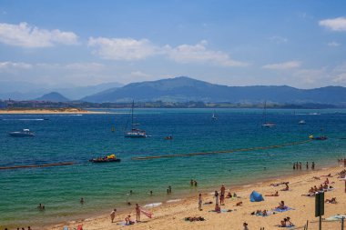 Santander, İspanya - 20 Temmuz 2024: Santader, İspanya 'da popüler Los Peligros plajı.