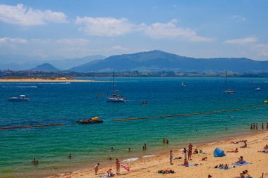 Santander, İspanya - 20 Temmuz 2024: Santader, İspanya 'da popüler Los Peligros plajı.