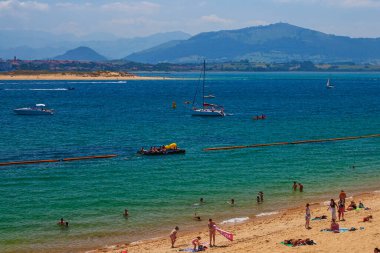 Santander, İspanya - 20 Temmuz 2024: Santader, İspanya 'da popüler Los Peligros plajı.
