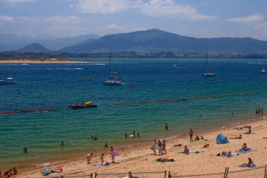 Santander, İspanya - 20 Temmuz 2024: Santader, İspanya 'da popüler Los Peligros plajı.
