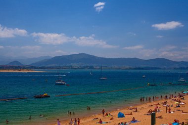 Santander, İspanya - 20 Temmuz 2024: Santader, İspanya 'da popüler Los Peligros plajı.