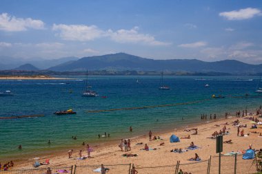 Santander, İspanya - 20 Temmuz 2024: Santader, İspanya 'da popüler Los Peligros plajı.